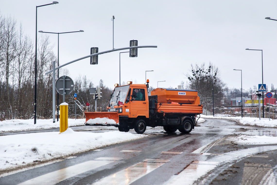 Spadł śnieg – drogowcy na bieżąco odśnieżają miasto