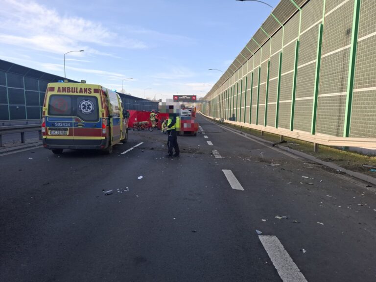 Wypadek na DTŚ w Gliwicach. Tesla uderzyła w bariery