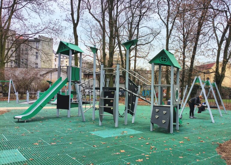 Plac zabaw przy skwerze Dessau gotowy do zabawy