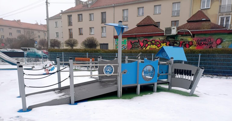 Kolejny plac zabaw z nowymi urządzeniami dla dzieci