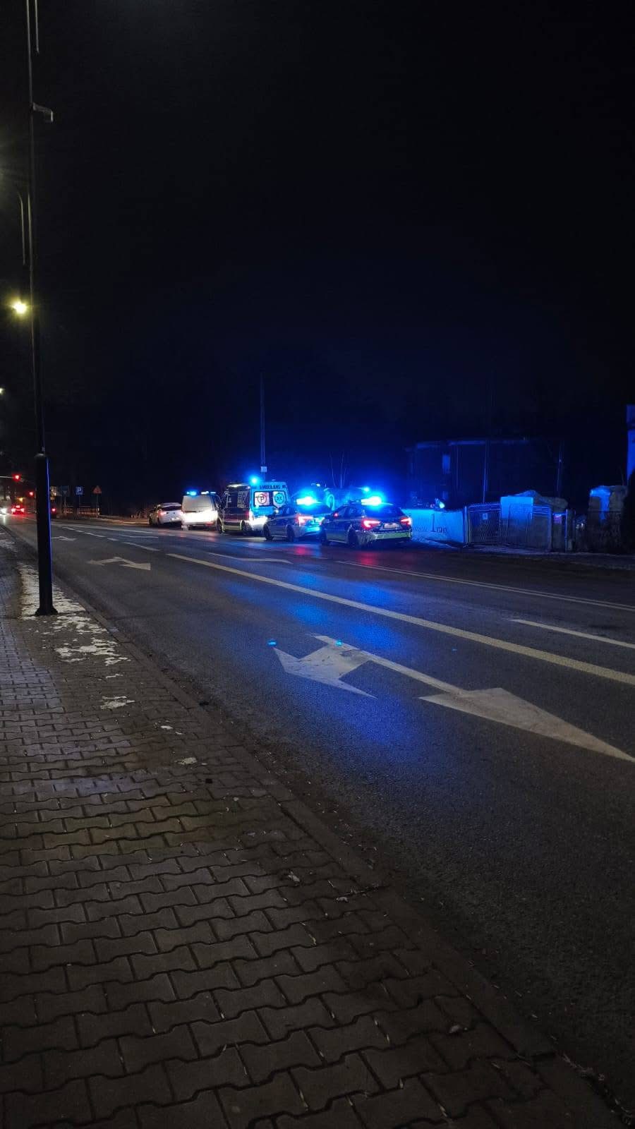 Uciekał przed policją i wpadł na samochód