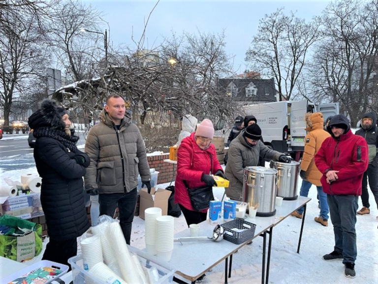 Rozdają ciepłe posiłki potrzebującym