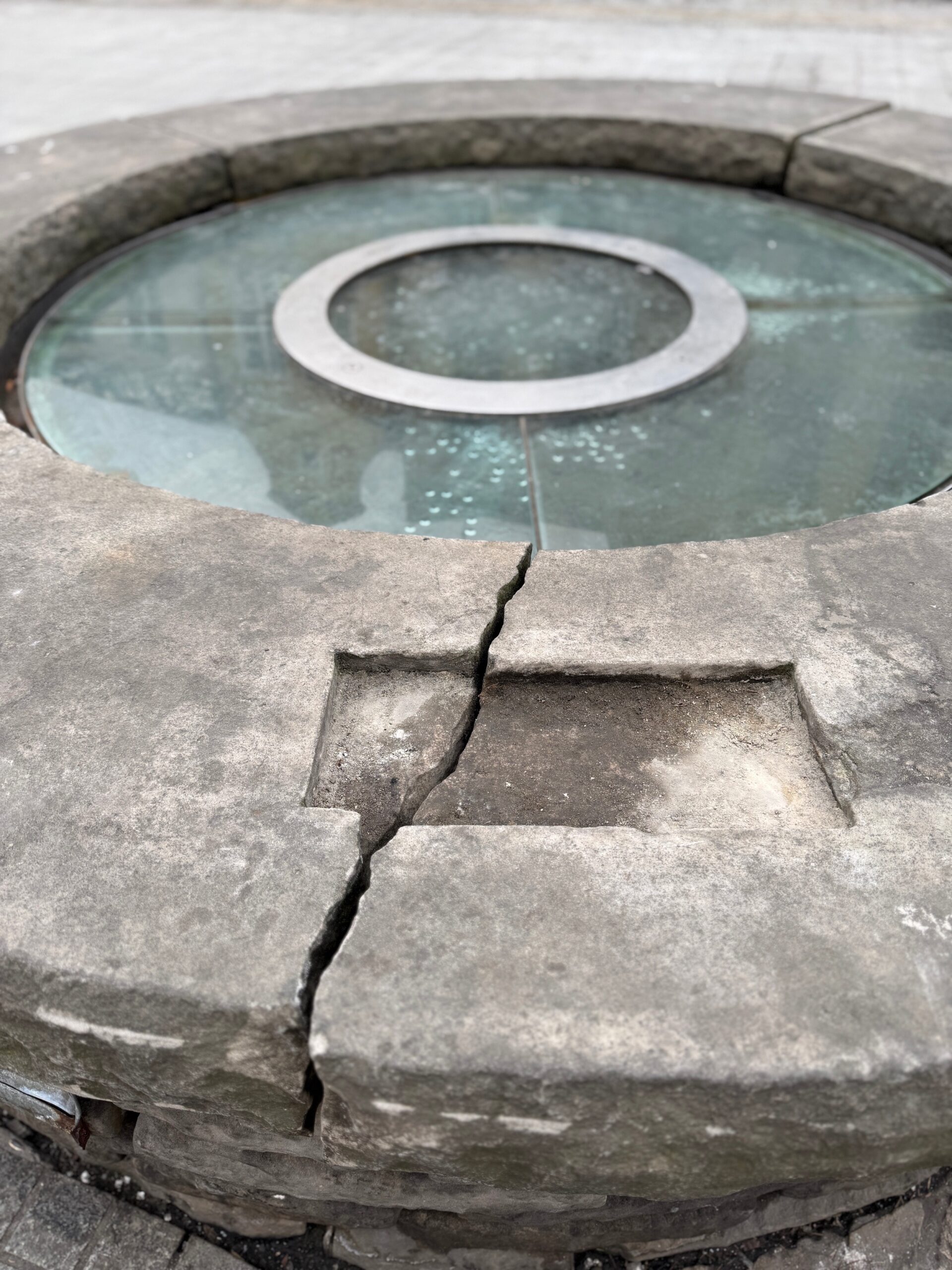 Studnia nie przetrwała spotkania z wandalem. Trzeba ją naprawić