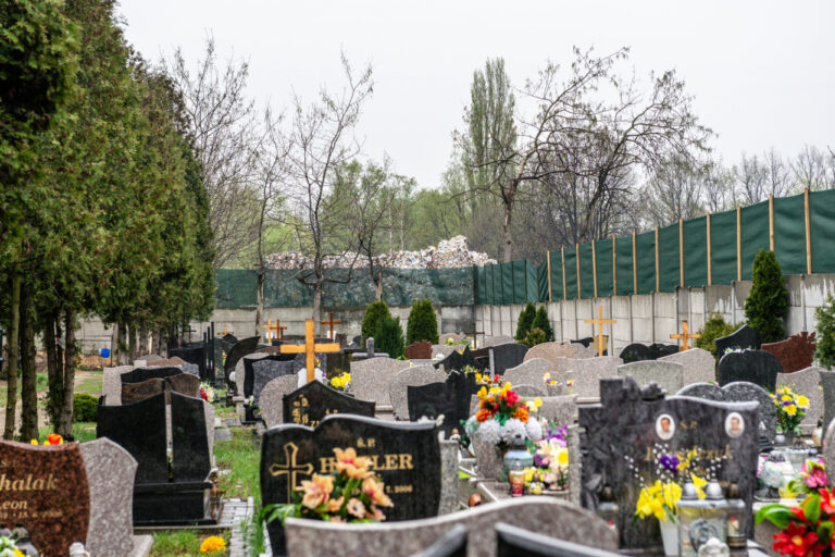 Śmieci z Włoch i Niemiec przy cmentarzu w Sośnicy. Co dalej?