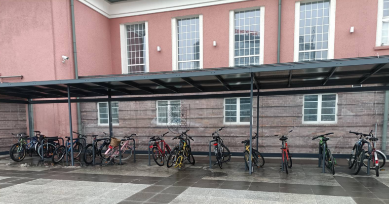 Zapomniane” rowery pod dworcem PKP. Prosimy o powrót do rzeczywistości