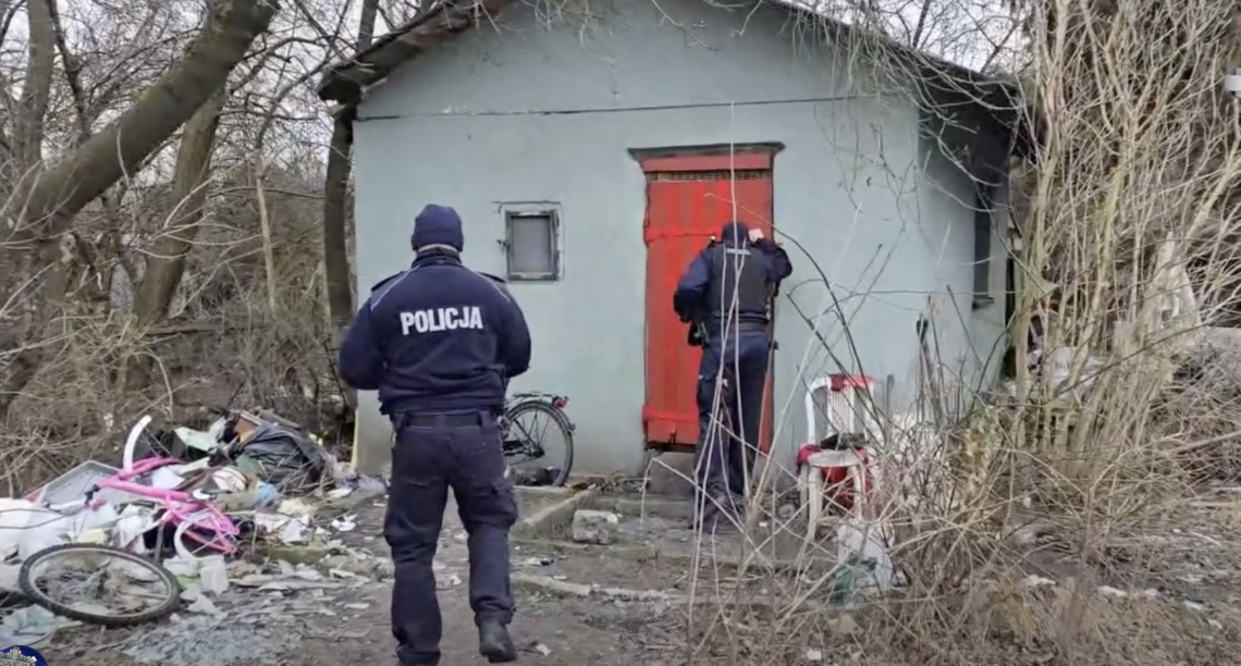 Policjanci kontrolują miejsca, w których są bezdomni