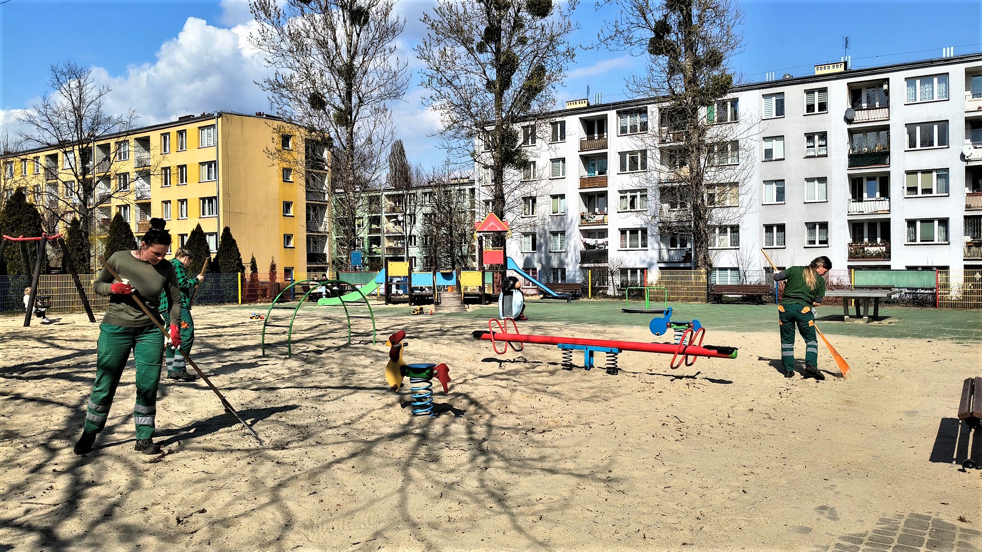 Trwają wiosenne porządki na placach zabaw. Będzie czysto i bezpiecznie