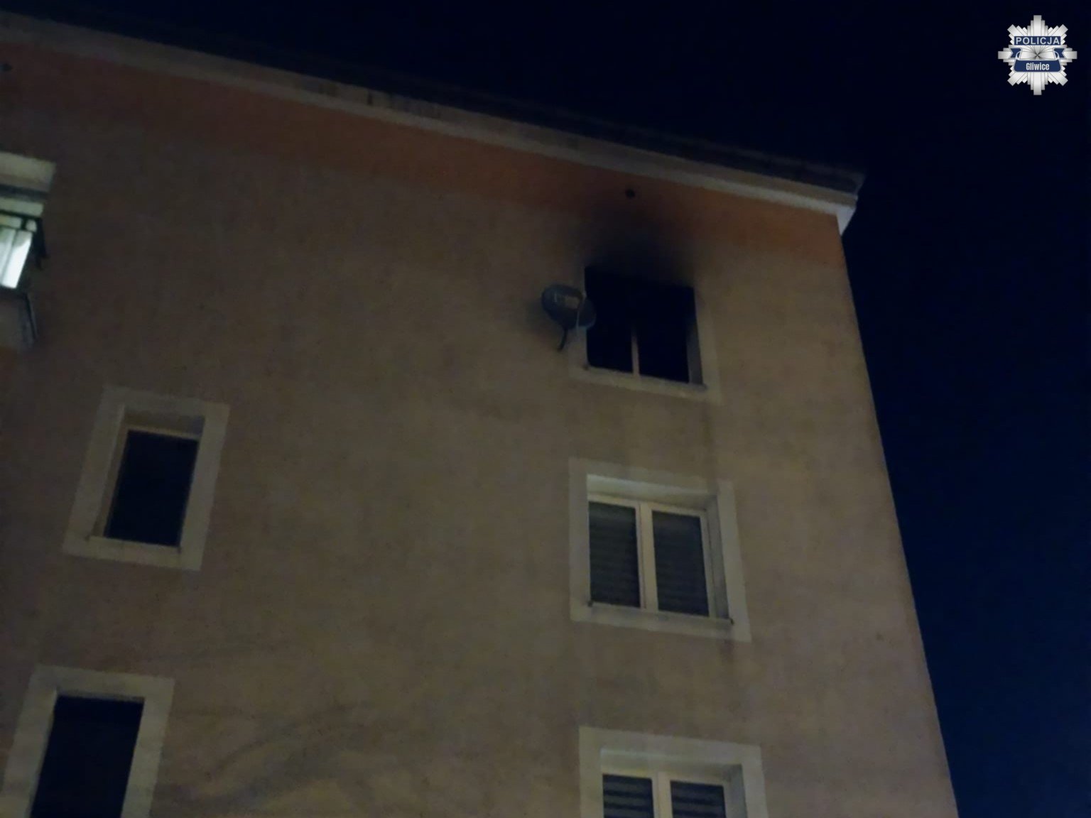 Pożar w mieszkaniu. Policjanci uratowali mężczyznę