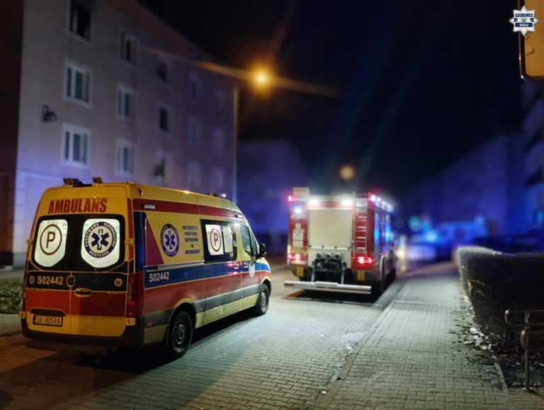Pożar w mieszkaniu. Policjanci uratowali mężczyznę