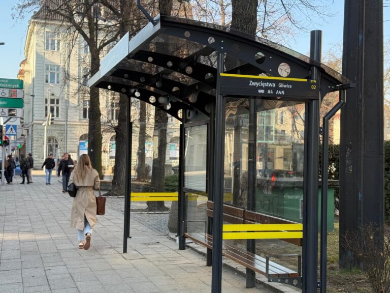 Przystanek przy urzędzie. Pojawiła się wiata