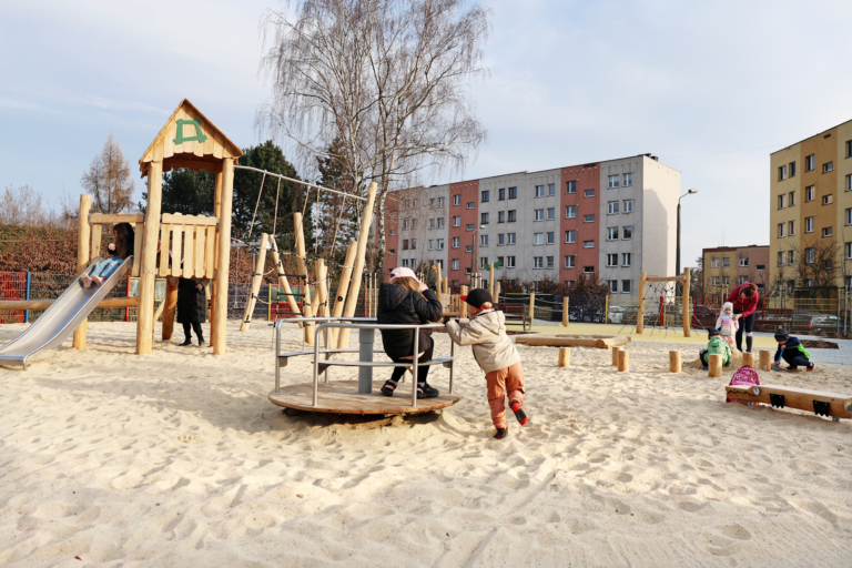 Czas na wiosenną zabawę! Plac zabaw u zbiegu ulic Planetarnej i Piaskowej jest gotowy
