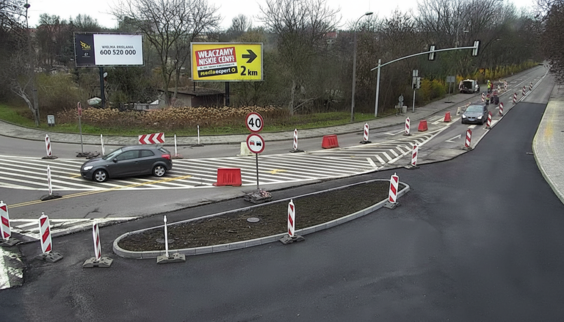 Na skrzyżowaniu Wyspiańskiego i Orlickiego powstały już dwie z trzech wysp rozdzielających ruch