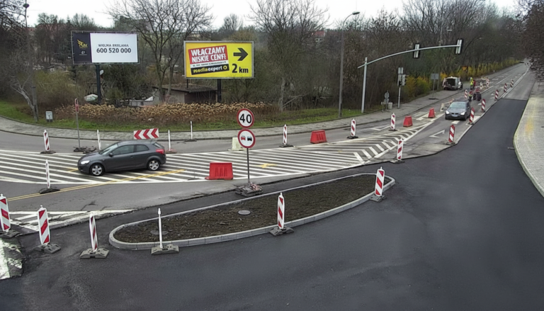 Na skrzyżowaniu Wyspiańskiego i Orlickiego powstały już dwie z trzech wysp rozdzielających ruch
