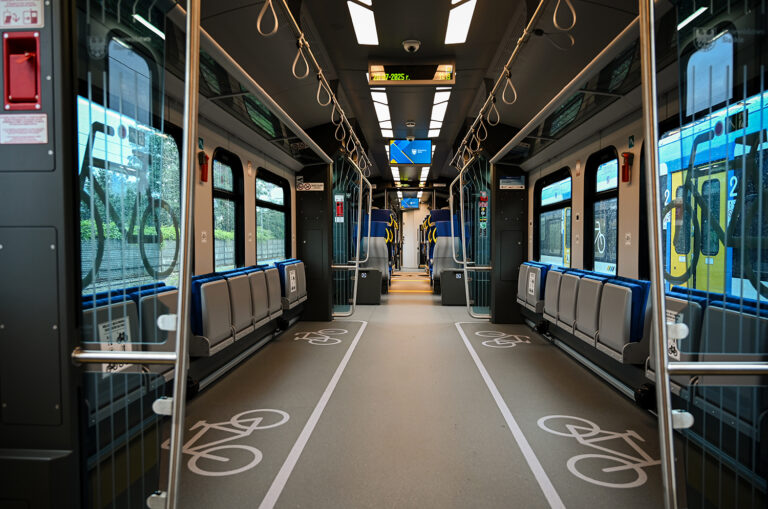 Koleje Śląskie bardziej dostępne – korzysta z nich coraz więcej pasażerów ze szczególnymi potrzebami