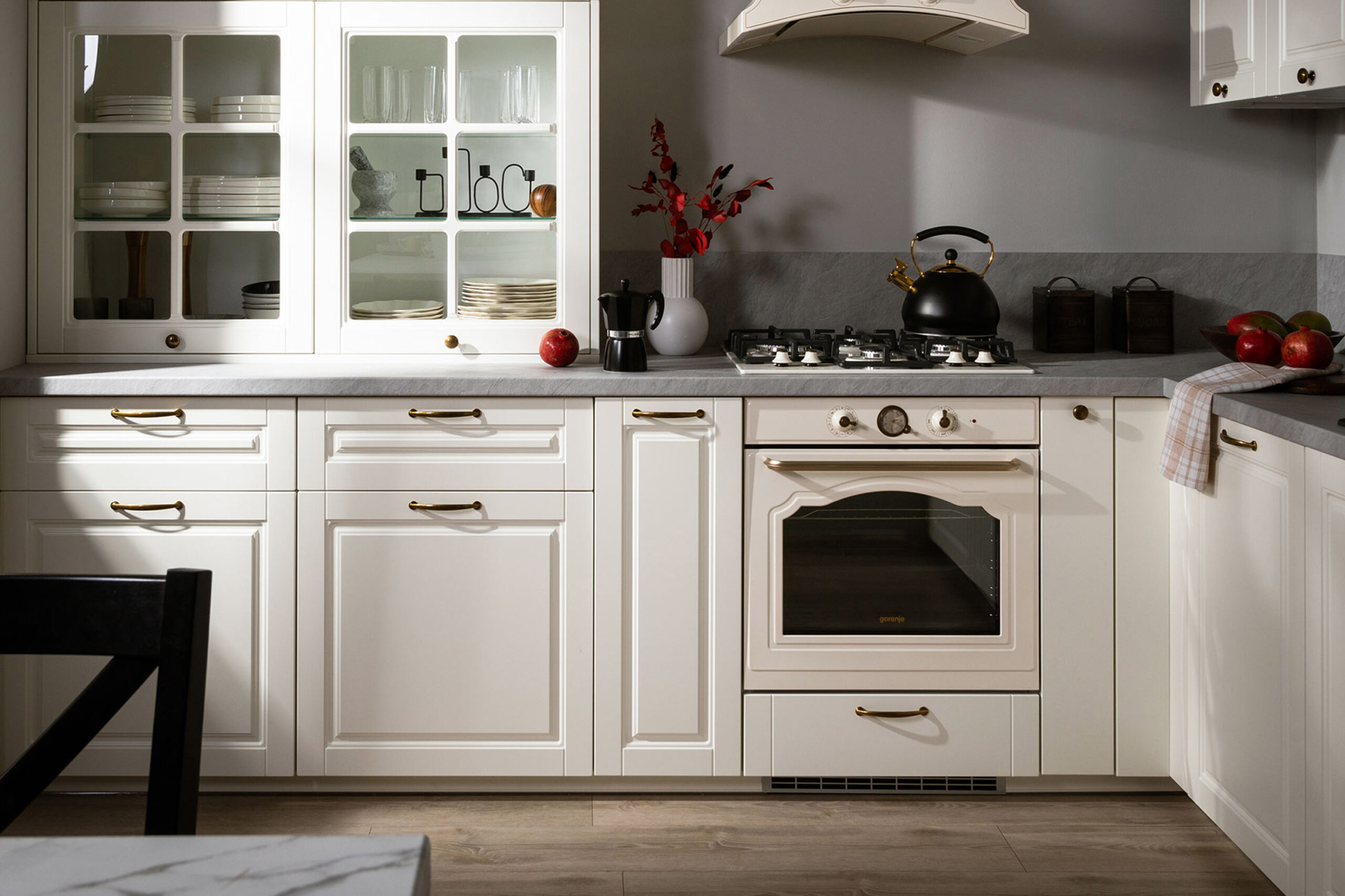 Szafki kuchenne dolne – jak zmaksymalizować przestrzeń do przechowywania w korpusach?