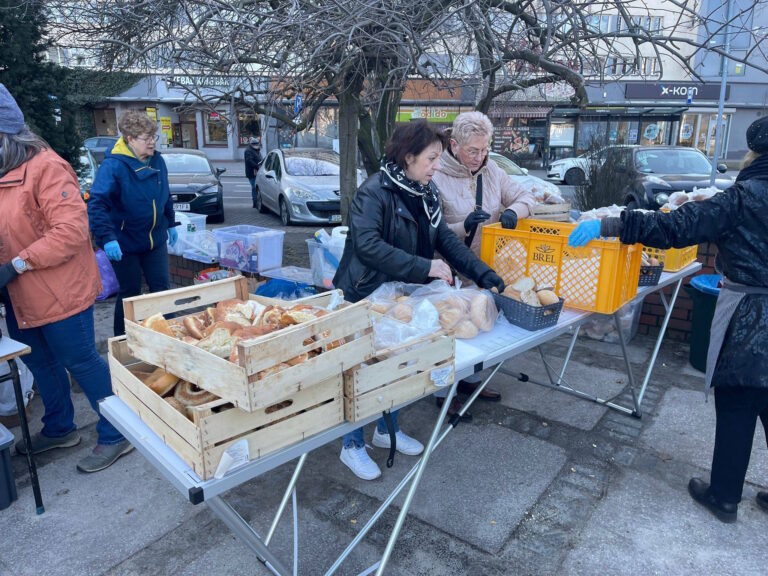 Ciepły posiłek i wsparcie. Mobilna Stacja Pomocy na Placu Krakowskim