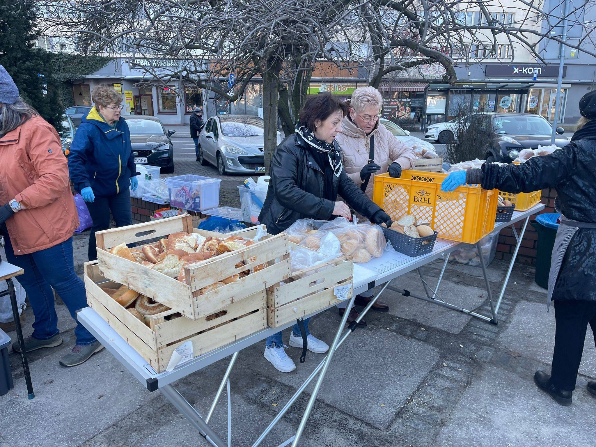 Ciepły posiłek i wsparcie. Mobilna Stacja Pomocy na Placu Krakowskim