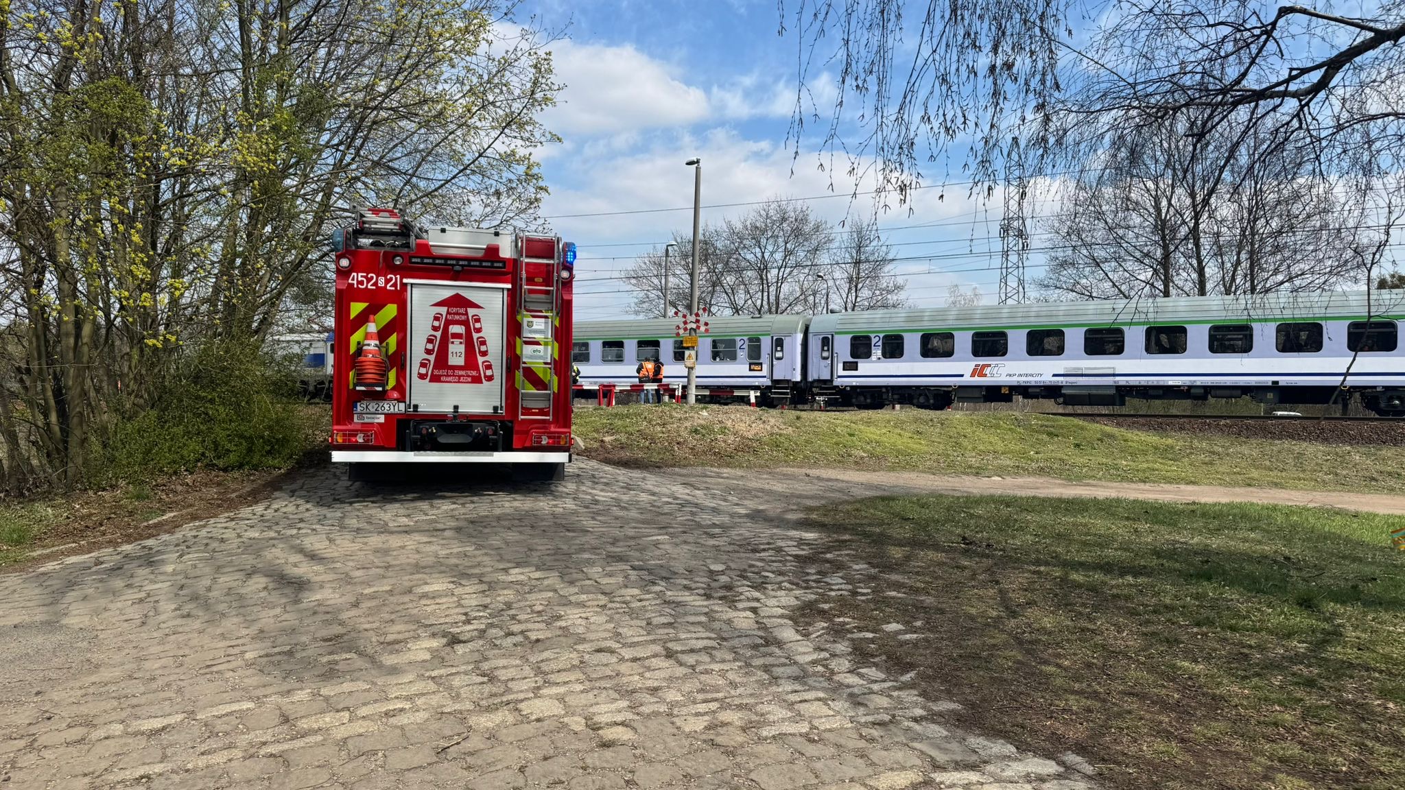 Pociąg potrącił mężczyznę. Wypadek w Łabędach