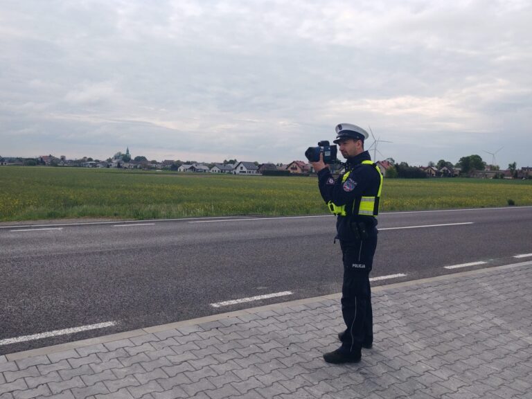 Policja mierzy prędkość, bo mimo remontu kierowcy nie zwalniają
