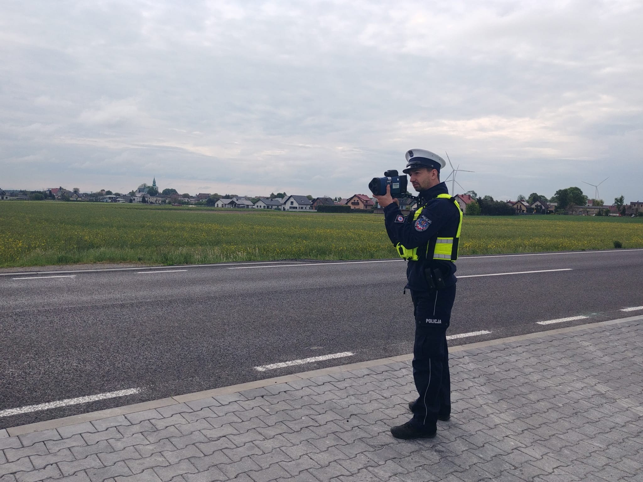 Policja mierzy prędkość, bo mimo remontu kierowcy nie zwalniają