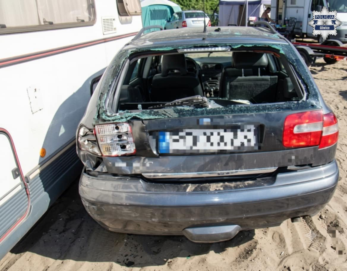 Uszkodził 10 samochodów przy plaży. Był pijany i miał zakaz