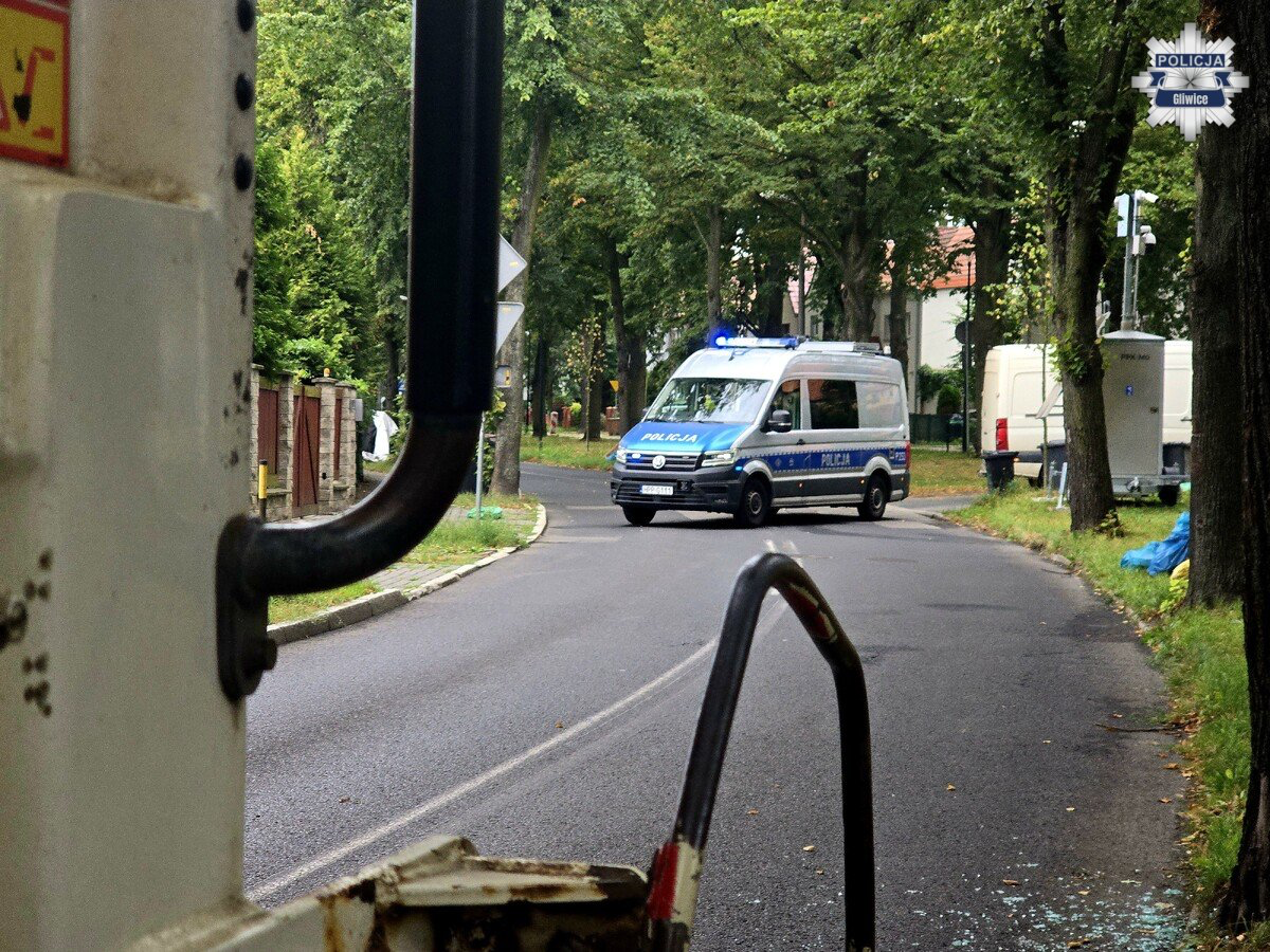 Próbowali zatrzymać samochód, który się „toczył”. Są ranni