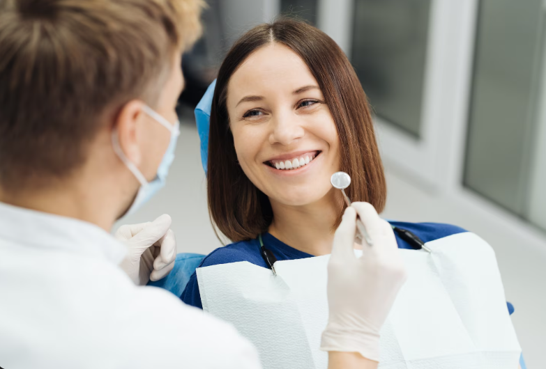 Implant od razu po usunięciu zęba – kiedy to możliwe, a kiedy trzeba poczekać