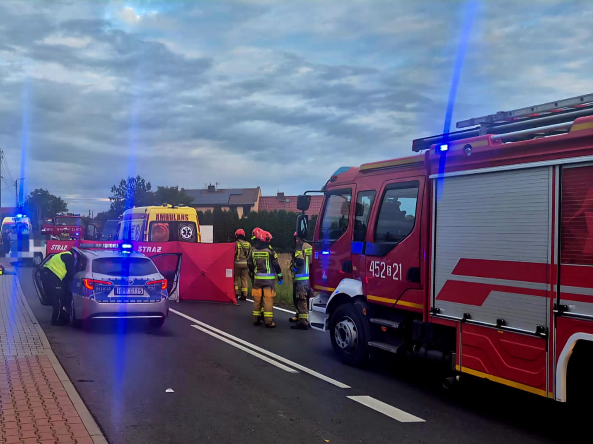 Wypadek z udziałem dwóch samochodów. Droga całkowicie zablokowana