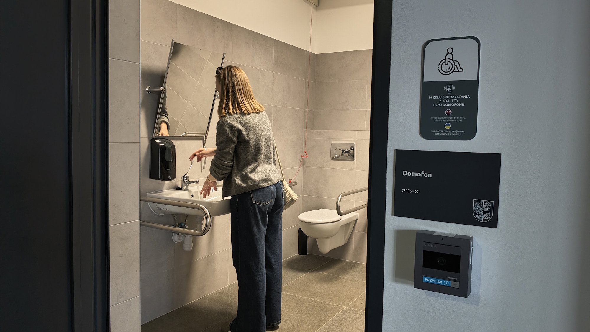 Ułatwienie dla osób z niepełnosprawnościami w centrum przesiadkowym