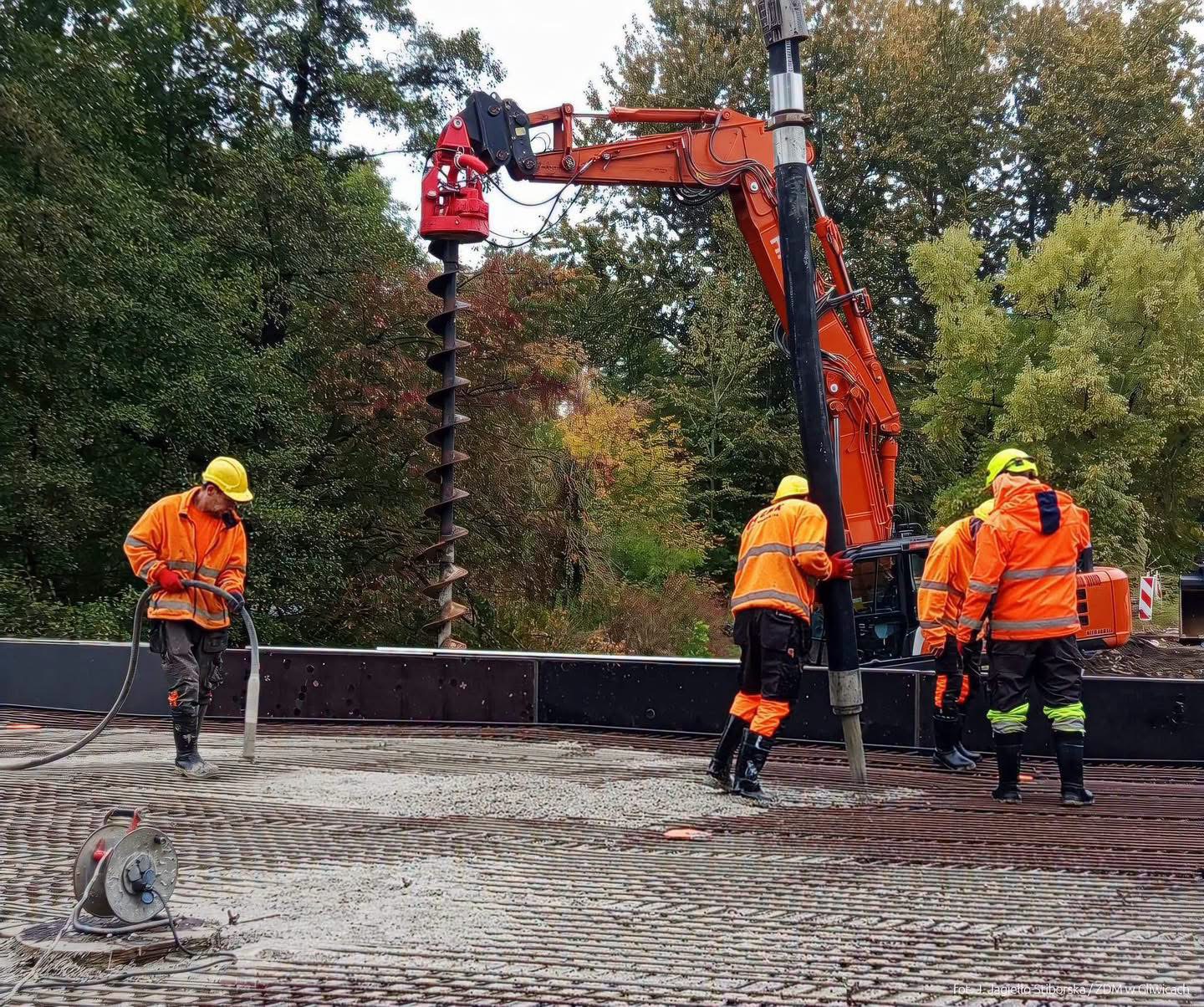 Betonują most w Sośnicy. Nowy obiekt coraz bliżej
